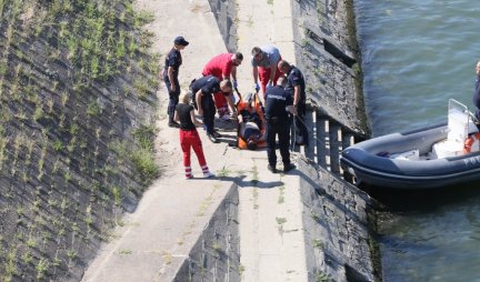 PRVE FOTOGRAFIJE SA BRANKOVOG MOSTA! Čovek skočio u Savu, Rečna policija hitno intervenisala!
