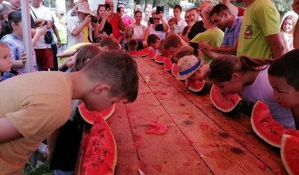 BOSTANIJADA U ŠAŠINCIMA RAJ ZA SLADOKUSCE! Takmičenje u brzom jedenju lubenica nije omela ni vrućina, orila se pesma i igra (FOTO)