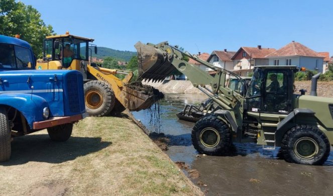 REKA TOPLICA MORA BITI ČISTA! U borbi protiv poplava Vojska Srbije i komunalci ČISTE NJENO KORITO!