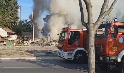 VELIKI POŽAR KOD STAROG SAJMIŠTA! Zapalile se barake i rastinje, vatrena stihija preti okolnim kućama (VIDEO)
