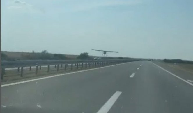 ŠOK SCENA NA AUTO-PUTU! Avion leteo tik iznad vozila! (VIDEO)