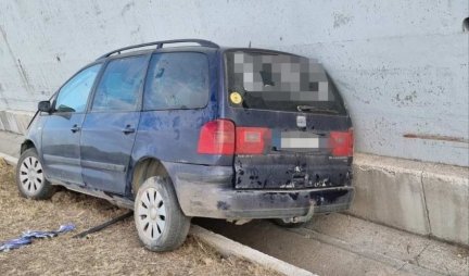 VOZILO ZAVRŠILO U KANALU! Saobraćajna nesreća na auto-putu Miloš Veliki, među povređenima i DETE! (FOTO)