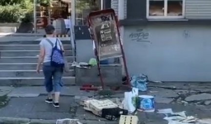 AUTOMOBILOM SE ZALETEO NA TROTOAR, PA RUŠIO SVE PRED SOBOM! Karambol na Dušanovcu, umalo stradao prodavac malina (VIDEO)