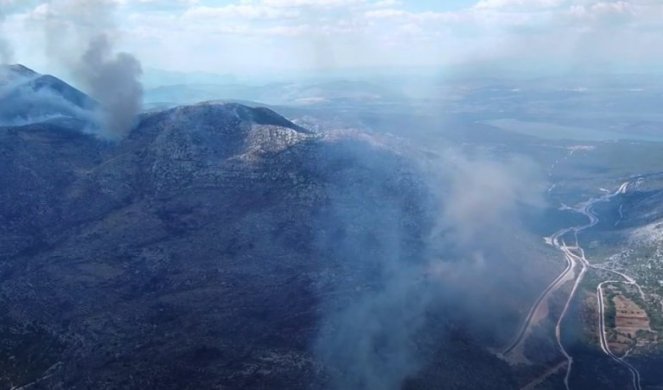 (VIDEO) NIJE DOBRO! POŽAR SE OD JUČE SE RAZBUKTAO, AVIONA NEMA, VATROGASCI SAMI U BORBI! Vatra sa planine krenula ka naselju, preti da proguta kuće