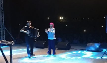 ZORICA BRUNCLIK OKUPILA 20.000 LJUDI NA VINSKOM BALU! Pevačica posle spektakla na Tašu, napravila još jedan veliki koncert!