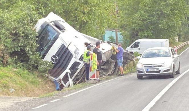 KAMIONDŽIJA PLATIO DANAK BRZINI! Na Obrenovačkom putu se prevrnuo pa završio u kanalu, IZ PRIKOLICE SE RASUO ŠLJUNAK (FOTO)