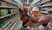 (VIDEO) Britanski premijer kao sav NORMALAN SVET! Džonson snimljen kako opušteno kupuje u supermarketu u Grčkoj, a jedan muškarac ga je sve vreme pratio...