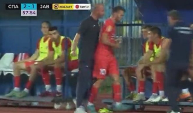 SKANDAL! SUPERLIGAŠKI TRENER NAPAO IGRAČA! Ovaj "bacio" komentar zbog izmene, strategu PAO MRAK NA OČI! (VIDEO)