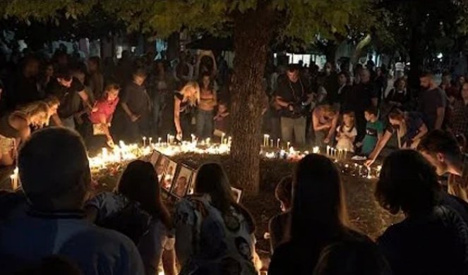 (VIDEO) CETINJANI U TIŠINI I SA SVEĆAMA ODALI POČAST STRADALIM! Tuga do neba, muk je prolamao noć, prijatelje i sugrađane neće zaboraviti!