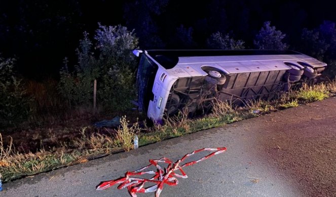 AUTOBUS KOJI JE PREVOZIO ZAPOSLENE OPŠTINE ZEMUN SLETEO SA PUTA! Vozač zaspao za volanom! Užas u Hrvatskoj!