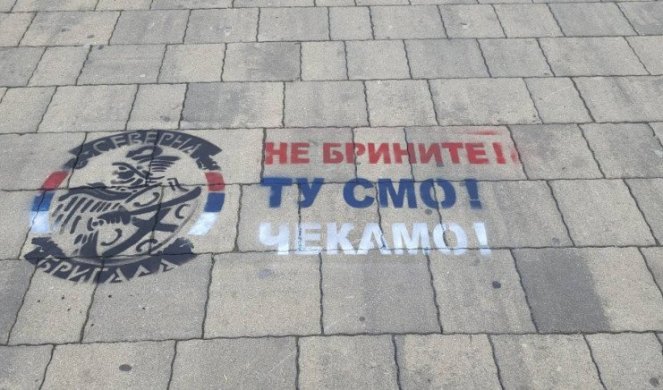 Grafiti na ulicama Severne Mitrovice - NE BRINITE, TU SMO, ČEKAMO!