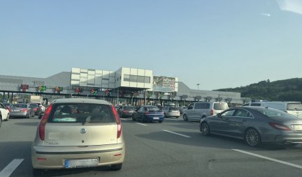 NAORUŽAJTE SE STRPLJENJEM! Veliki broj vozila na naplatnoj rampi ka Beogradu, evo kakvo je stanje na graničnim prelazima (VIDEO/FOTO)