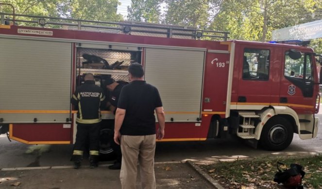 ZAPALIO SE STAN U NIŠU! Povređen muškarac, vatrogasci na terenu (VIDEO/FOTO)
