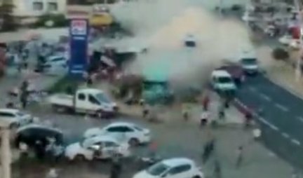 (UZNEMIRUJUĆ VIDEO) KAMION ULETEO U MASU! Poginulo 16 osoba, povređeno 29!