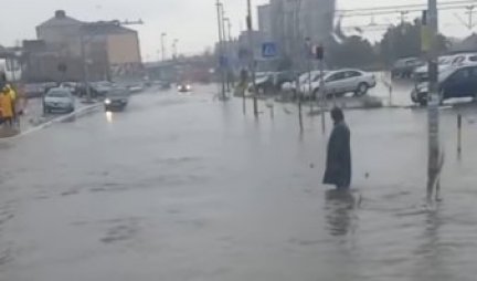 POTOP U MLADENOVCU! Čovek čeka da pređe ulicu VODA MU DO KOLENA (VIDEO/FOTO)