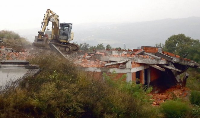 BAHATO! Zidali naselje pod  tornjem na Avali! POČELO RUŠENJE NELEGALNIH LUKSUZNIH VILA!