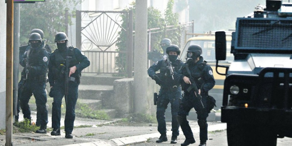 Kurtijev zulum na KiM: Banditi u policijskim uniformama i sa dugim cevima upali u opštinu Gora!