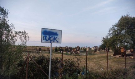 NOVA PROVOKACIJA ALBANACA NA KIM, SRBI UZNEMIRENI! Preko natpisa sela Batuse ispisan grafit "OVK" (FOTO)