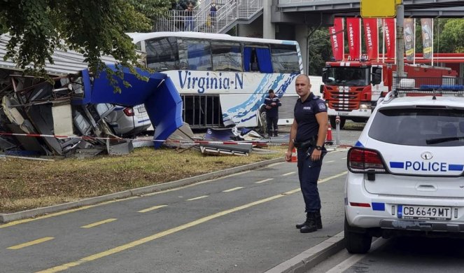 NEZAPAMĆENI HOROR U BUGARSKOJ! Policijski auto pokušao da prepreči put autobusu sa ilegalnim migrantima, usledio je haos, stradala dva policajca! (FOTO)