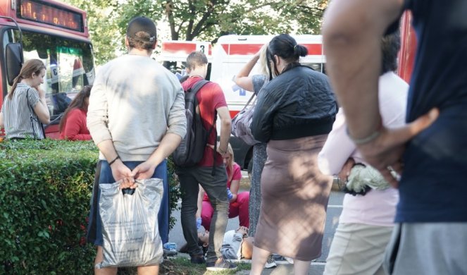 PROVLAČILA SE IZMEĐU DVA TROLEJBUSA, PA OBORENA! Devojka povređena, trotinet POTPUNO UNIŠTEN! (Foto)