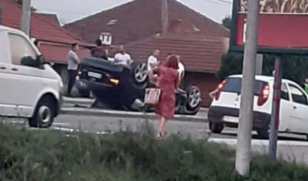 Izgubio kontrolu pa se prevrnuo na krov! Iz automobila izvučeni vozač i suvozač i prevezeni u bolnicu