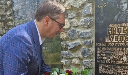 Vučić položio cveće na grob pilota Milenka Pavlovića