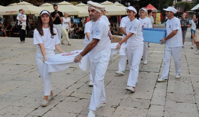 LEPINJA SA SVE, NIKAD VEĆA I UKUSNIJA! Tokom manifestacije "Žestival", poznati užički specijalitet NADMAŠIO SVE REKORDE (FOTO)