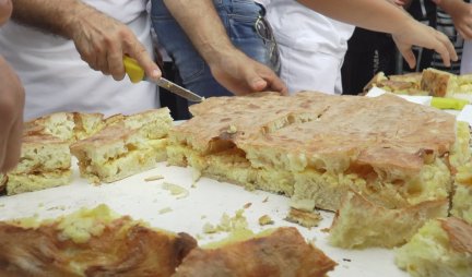 DŽINOVSKA KOMPLET LEPINJA OD JAJA, KAJMAKA I PRETOPA! Užički pekari napravili čuveni srpski specijalitet za Ginisa, sve se pojelo brzinom svetlosti (FOTO)