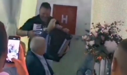 ŽOC KITI HARMONIKAŠA! SAMO NEK JE VESELOOO! Trenera Partizana POGODILA PESMA i odmah se uhvatio za NOVČANIK! (VIDEO)