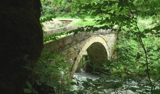 PRIZOR IZ BAJKE U PODNOŽJU PLANINE GOLIJE! Lučni kameni most na reci Moravici izgrađen je pre više od šest vekova (FOTO)