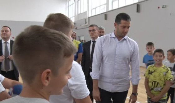 MINISTAR UDOVIČIĆ PRVOG DANA NOVE ŠKOLSKE GODINE SA OSNOVCIMA IZ OBRENOVCA:  Sport treba da bude dostupan svakom detetu u Srbiji