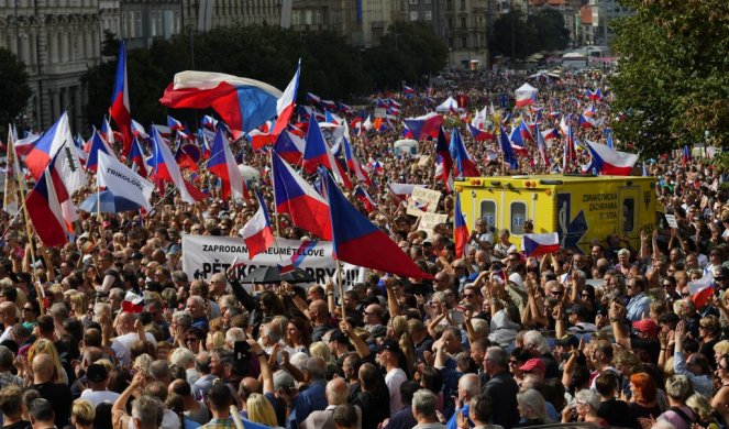 (VIDEO) DEMONSTRANTI PREPLAVILI ULICE PRAGA! 70.000 ljudi ustalo protiv NATO i EU - rešiti pitanje energenata!