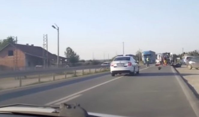 SAOBRAĆAJKA NA IBARSKOJ MAGISTRALI! Sudar automobila i motora, motociklista TEŠKO POVREĐEN (VIDEO)