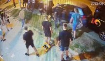 NAKON ŠAMARA DOBIO NOKAUT UDARAC!  Incident ispred kafića u Inđiji (VIDEO)