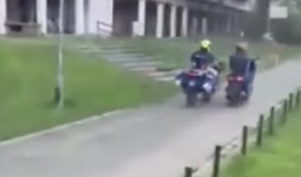 ŽESTOKA POTERA PREKO NOVOG BEOGRADA! Policajac na motoru pojurio muškarca na skuteru, LJUDI BEŽALI NA SVE STRANE (VIDEO)