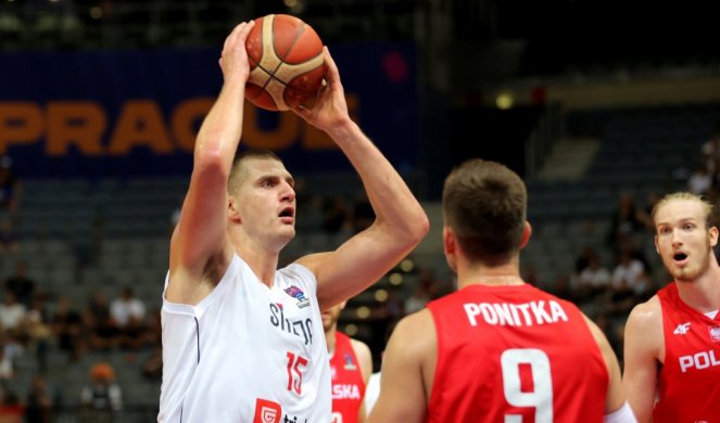 DOŠAO JE SAMO ZBOG NIKOLE! Srbiju gleda SPECIJALAN GOST! Velika NBA zvezda SA TRI PRSTA bodri Orlove i Jokića! (FOTO)