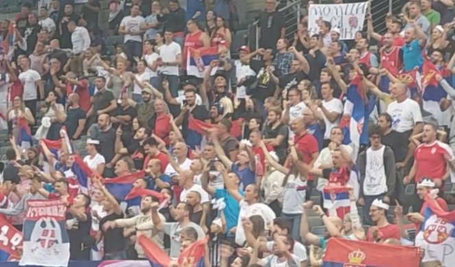 TAKO SE BODRI REPREZENTACIJA SRBIJE! Navijači u transu nakon još jedne pobede na Evrobasketu (VIDEO)