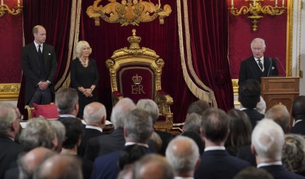 BOŽE, ČUVAJ KRALJA! ČARLS III ZVANIČNO POSTAO KRALJ! Evo šta je novi britanski monarh poručio u svom prvom obraćanju na istorijskoj ceremoniji u Londonu! (FOTO, VIDEO)