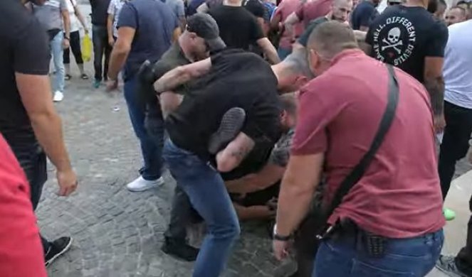 HRVATSKA POLICIJA BEZ MILOSTI! Pogledajte snimak hapšenja momka sa dva molotovljeva koktela na protestu u Zagrebu!