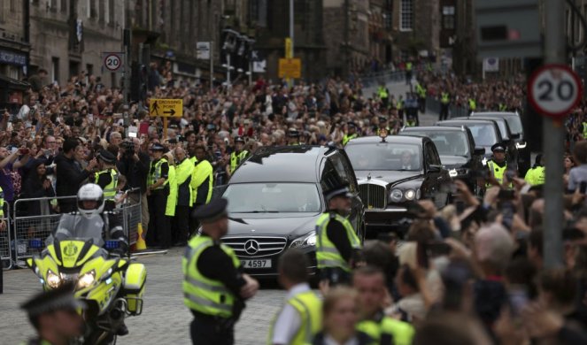 NAKON ŠESTOČASOVNOG PUTOVANJA... Telo kraljice Elizabete Druge putovalo 280km kako bi građani mogli da odaju počast, kovčeg stigao u Edinburg! (FOTO)