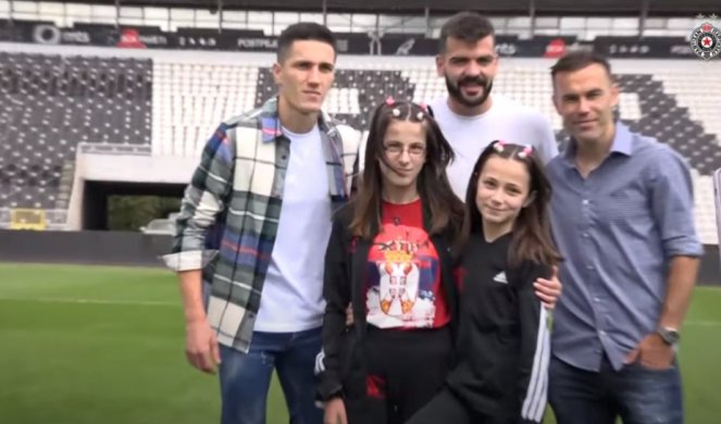 OSMEH NA LICU ANĐELE I VALENTINE! Devojčice ugostio Partizan, "pucale penale" u Humskoj, dobile poklone... (VIDEO/FOTO)