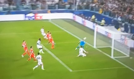 UZALUDNA MAJSTORIJA VLAHOVIĆA! Srbin postigao FENOMENALAN GOl, IPAK SUDIJA JE DIGAO ZASTAVICU! (VIDEO)