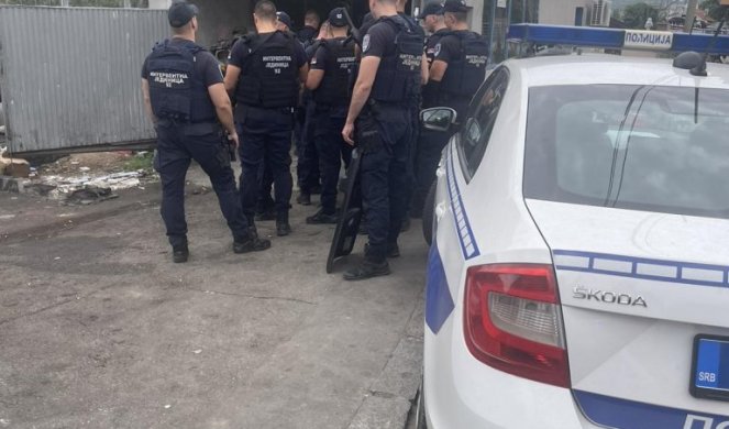 MASKIRANI MALOLETNIK NOŽEM PRETIO RADNICI! Uhapšen tinejdžer u Smederevu