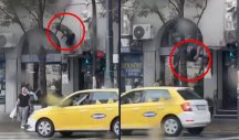 ŠOK SCENA U NEMANJINOJ! Dva muškarca kroz prozor zgrade bežali, jedan pao i svom silinom udario o beton! (VIDEO)