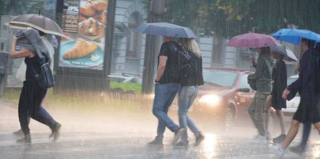 Kiša i pljuskovi sa grmljavinom! U Srbiji nestabilno vreme, na snazi žuti i narandžasti meteoalarm!
