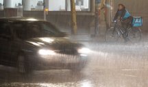 Jaka kiša poplavila ulice u Zrenjaninu