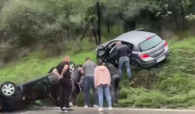 STRAVIČNA NESREĆA KOD BUBANJ POTOKA! Delovi vozilaa rasuti po putu, JEDNO ZAVRŠILO NA KROVU (VIDEO)