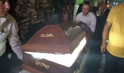 GROBARIJADA ZA SVE PARE! Slavilo se uz Posmrtni marš, miris tamjana i slatki mrtvački kovčeg (VIDEO/FOTO)