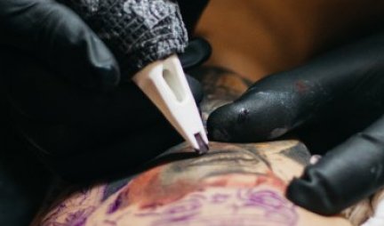 NE MOŽEMO DA ZAMISLIMO KOLIKO BOLI! Da li biste stavljali tetovažu na OVO MESTO?! (VIDEO)