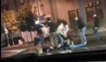 UZNEMIRUJUĆE! SNIMAK BRUTALNE TUČE U BEOGRADU! Mladići napadnuti dok su čekali taksi, jedna osoba BEZ SVESTI leži na podu! (VIDEO)